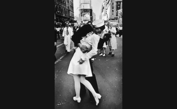 l immagine simbolo della fine della guerra un marinaio bacia una crocerossina e times square