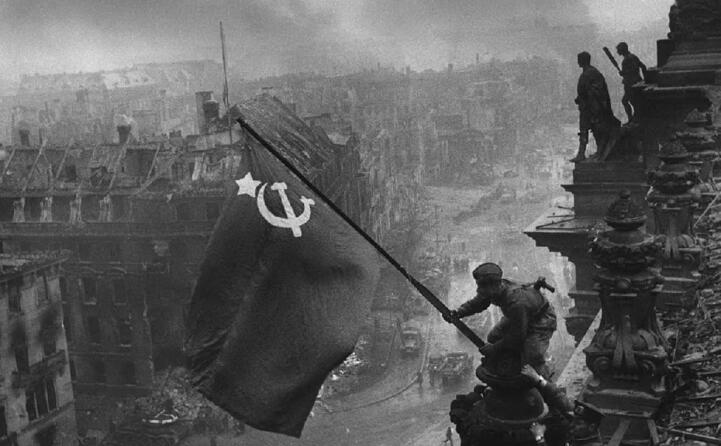 la bandiera rossa sventola a berlino