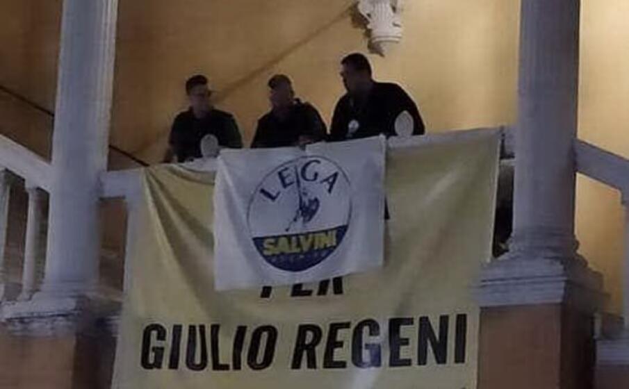 lo striscione di amnesty per giulio regeni coperto da quello della lega