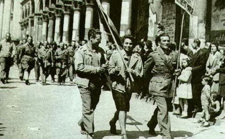 partigiani sfilano a milano dopo la liberazione