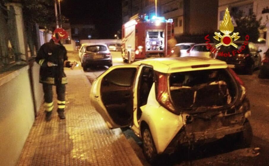 l auto incendiata (foto vigili del fuoco)