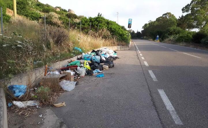 l incivilt si registra anche sulla provinciale cagliari villasimius (la foto di giancarlo pusceddu)