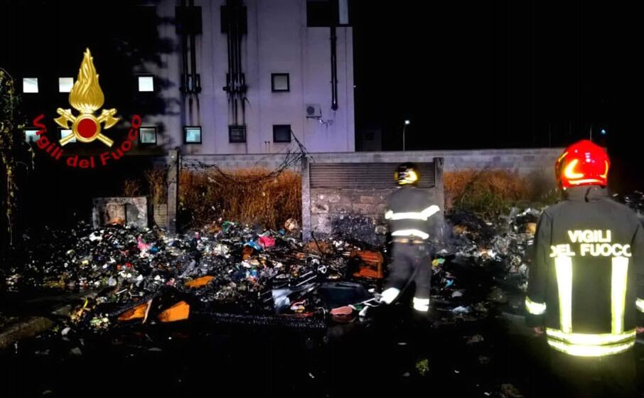 le operazioni di spegnimento (foto vigili del fuoco)