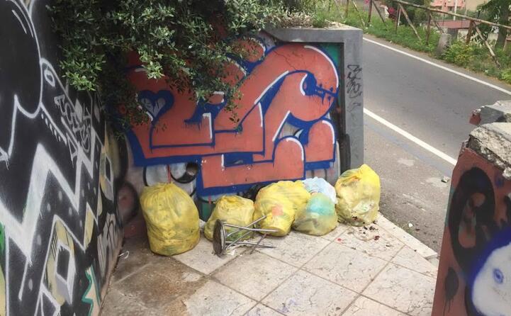 sacchetti abbandonati nella zona di via san saturnino