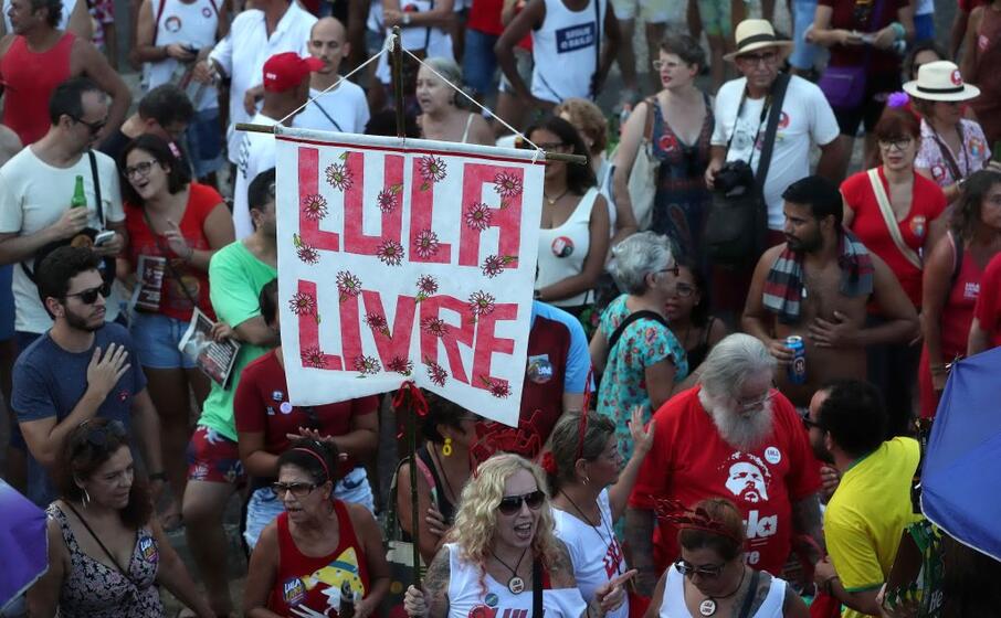 una manifestazione per lula (ansa)