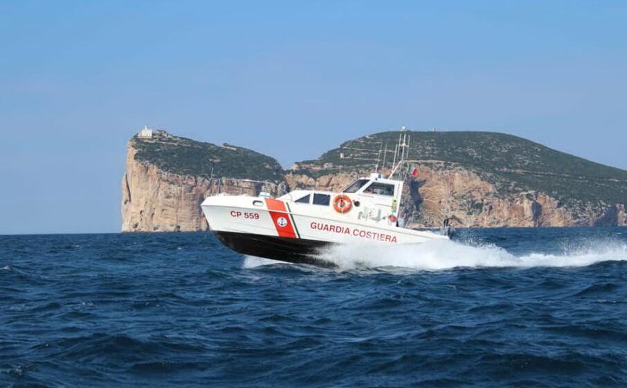 una motovedetta della capitaneria di alghero (foto guardia costiera)