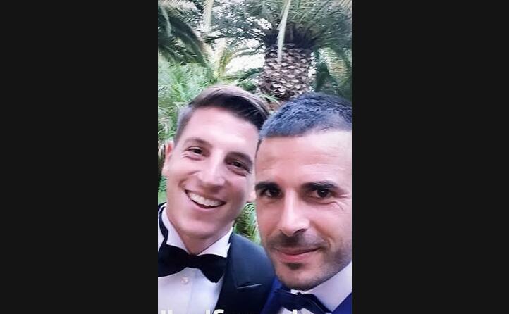 il selfie di aresti con lo sposo (instagram)