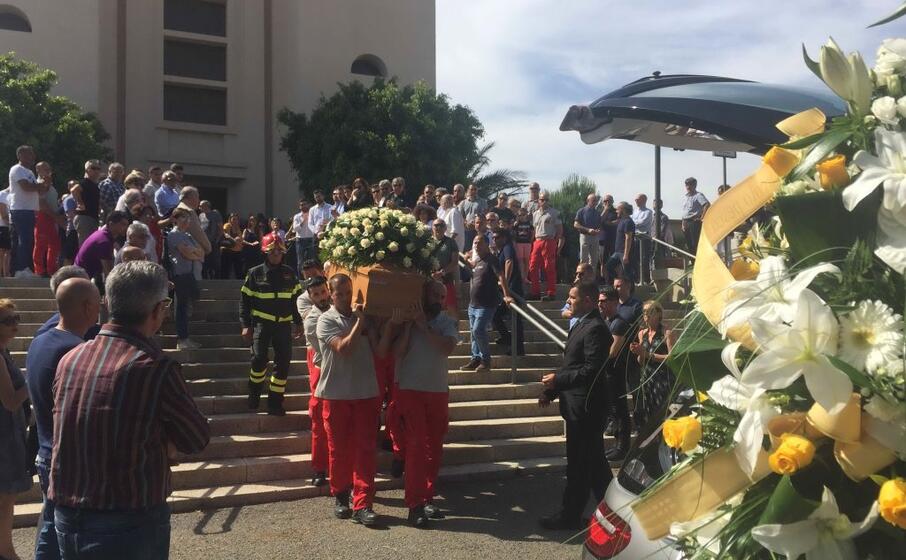 il funerale (foto l unione sarda piras)