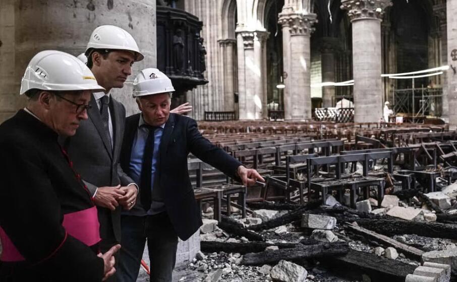 lavori all interno della cattedrale di notre dame (ansa)