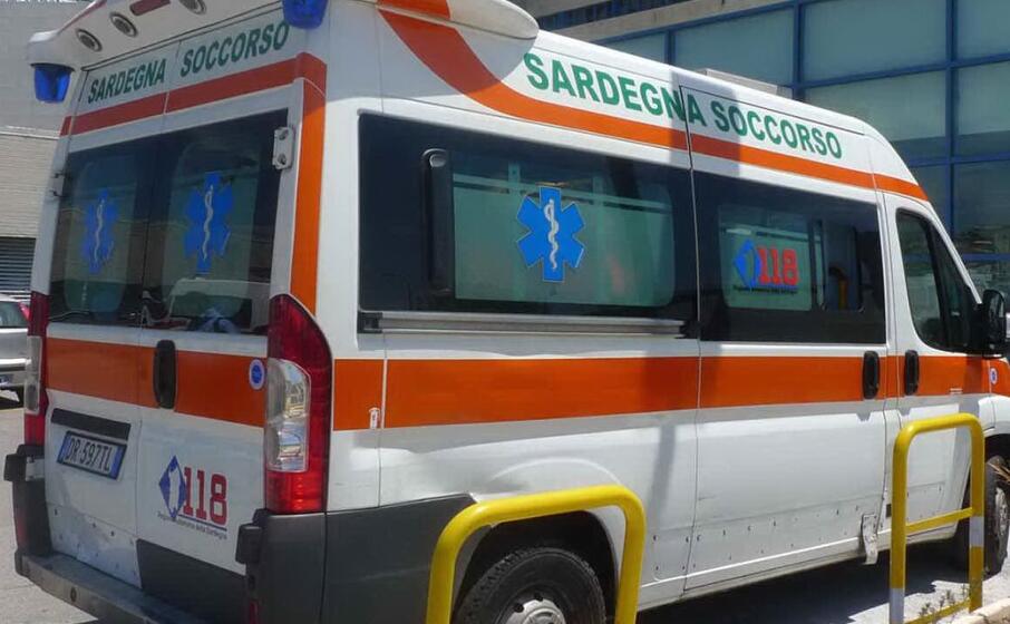 un ambulanza (archivio l unione sarda)