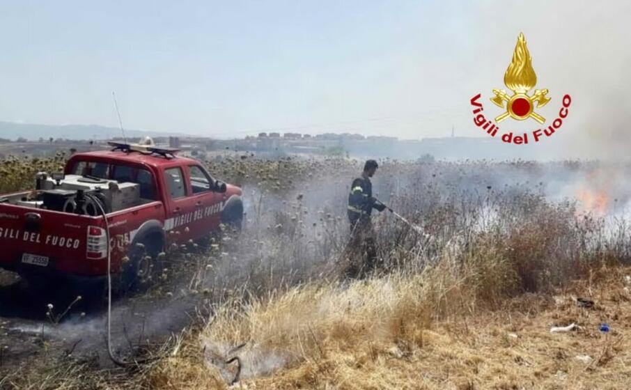 il rogo tra le sterpaglie (foto vigili del fuoco)