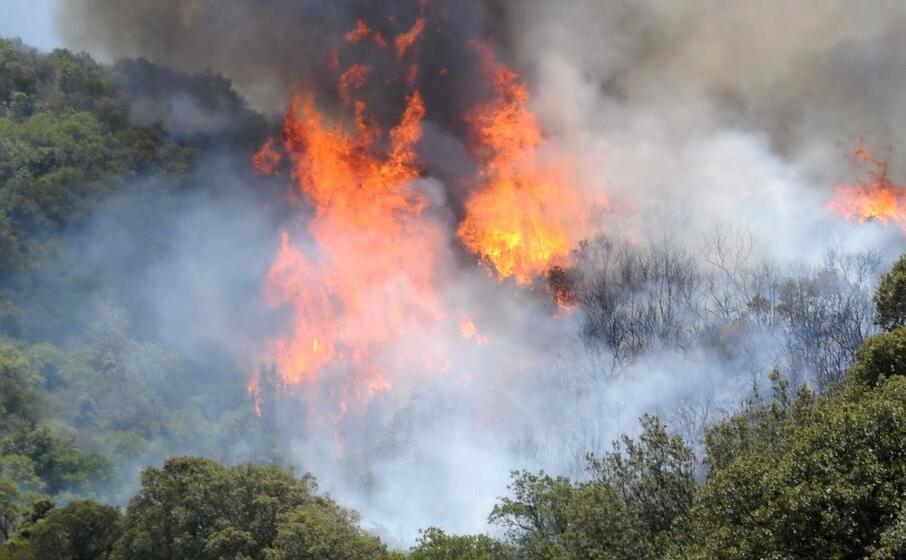 un incendio (archivio l unione sarda)