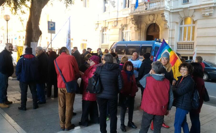 il sit in pacifista del 19 febbraio (foto l unione sarda farris)