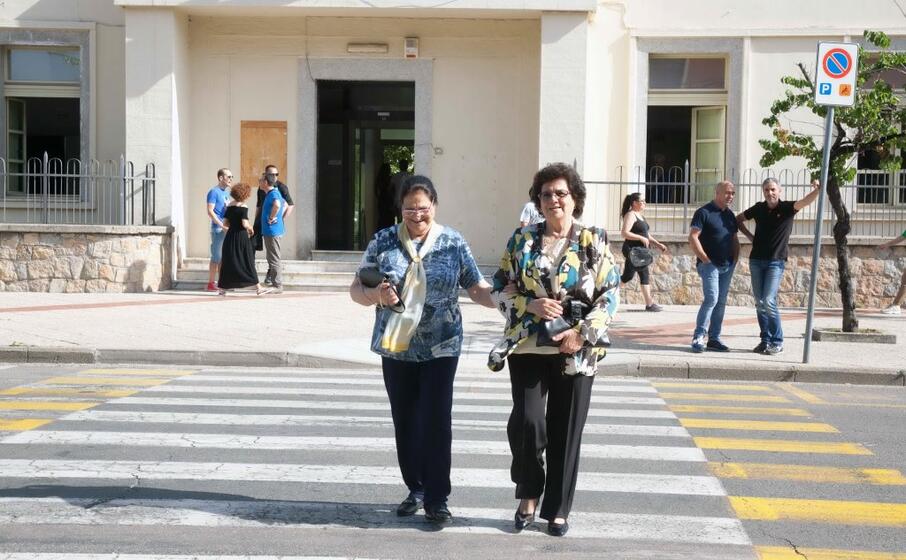 l esterno di un seggio a tortol (foto l unione sarda loi)