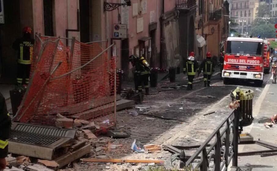 l intervento dei vigili del fuoco dopo l esplosione (ansa)