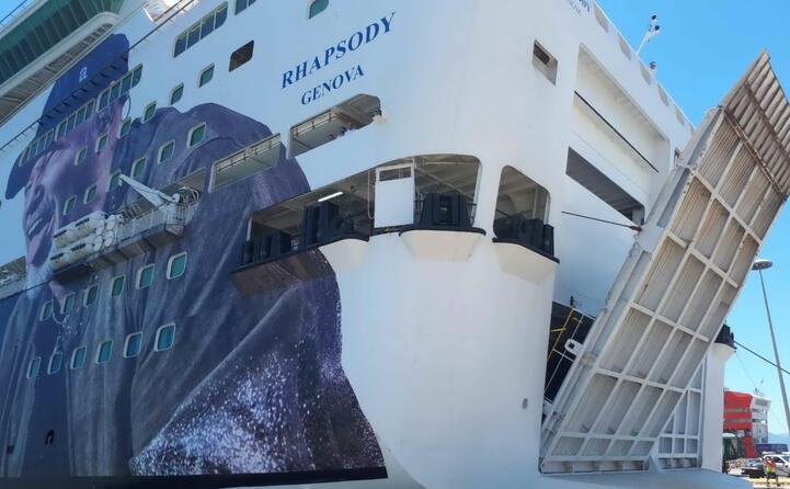a bordo centinaia di fan partiti da genova (ansa)
