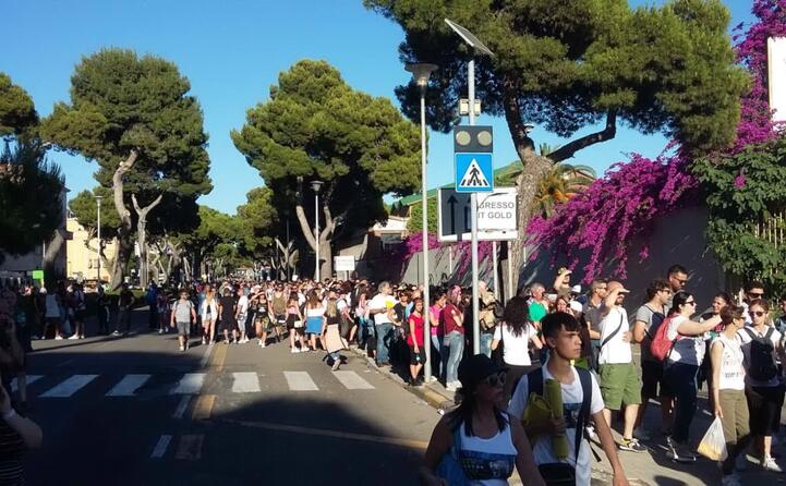 l arrivo dei fan al concerto del rocker di zocca (foto del lettore francesco ronzitti)