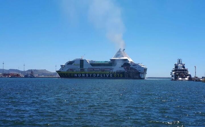 nel pomeriggio l arrivo della maxi nave (ansa)