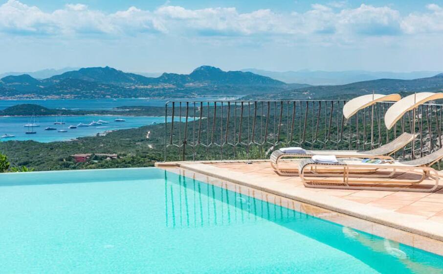 piscina con vista su cala volpe