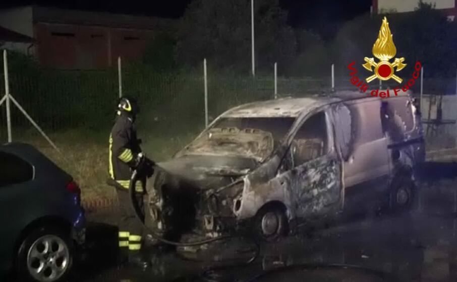 una delle auto coinvolte nell incendio (foto vigili del fuoco di cagliari)