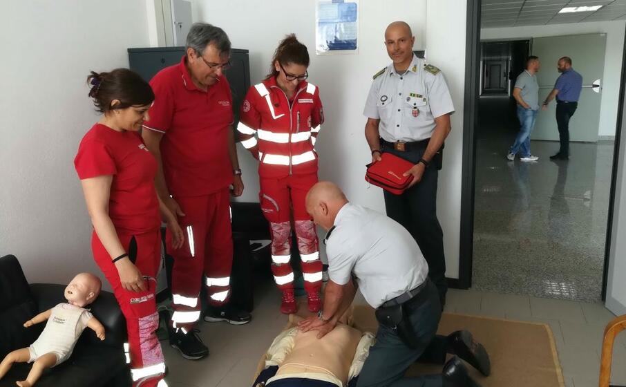 una fase della lezione di pronto soccorso (foto elia sanna)