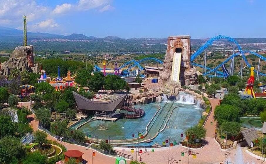 il parco acquatico di mirabilandia (ansa)