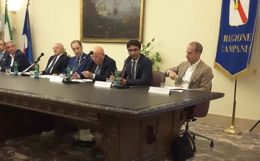 l assessore gianni lampis (secondo da destra) a napoli (foto ufficio stampa)