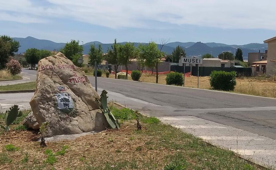 la roccia all ingresso del paese (foto l unione sarda farris)