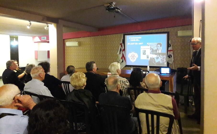 a destra in piedi giuseppe cossiga (foto circolo grazia deledda )