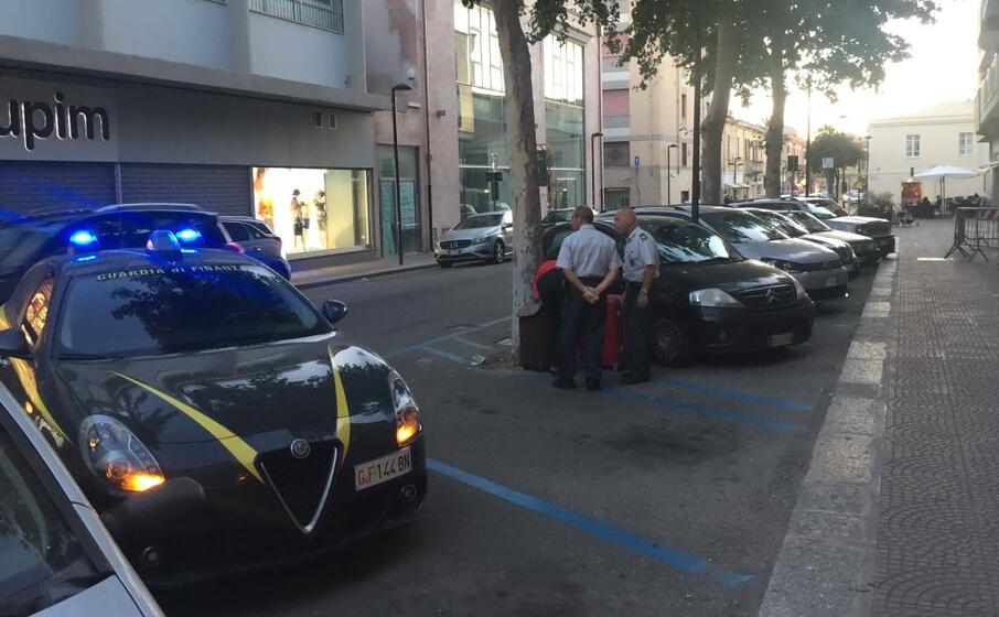 i finanzieri presidiano le due valigie (foto l unione sarda sanna)