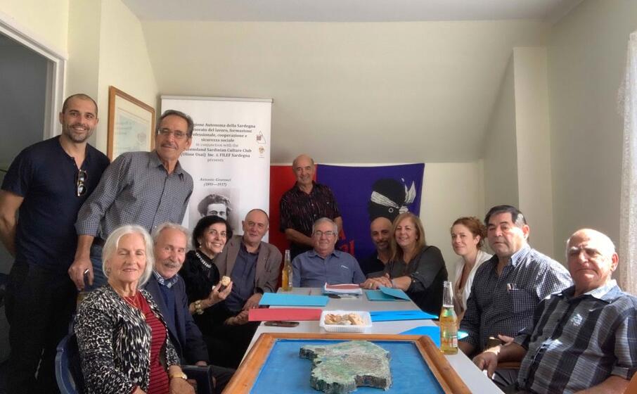 i rappresentanti dei circoli e al centro fausto zanda (foto inviata dal sardinian cultural association)