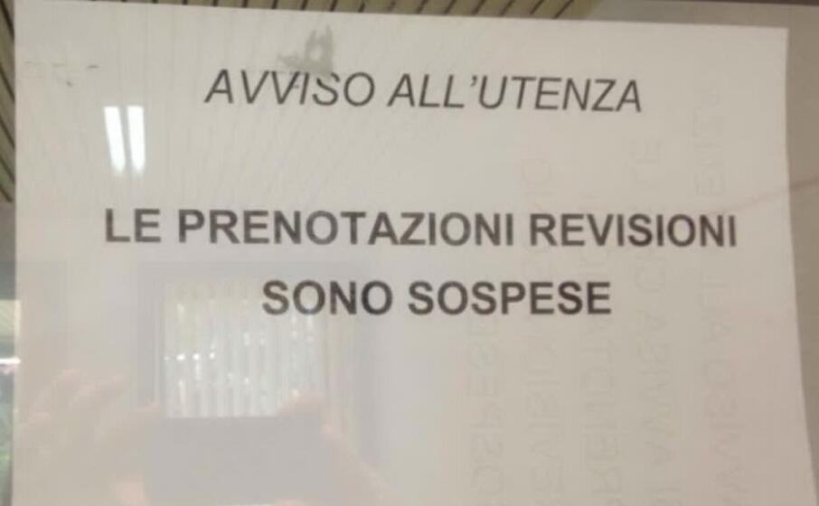 il cartello affisso negli uffici della motorizzazione di oristano (foto elia sanna)