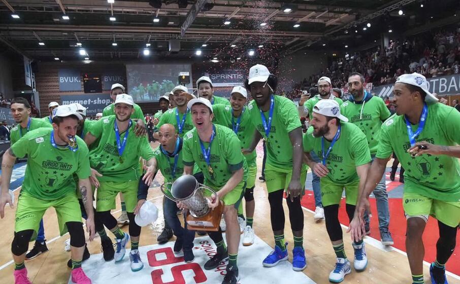 la dinamo dopo la vittoria della europe cup (foto dinamo)