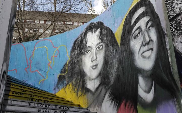 un murale dedicato a emanuela e mirella (ansa)