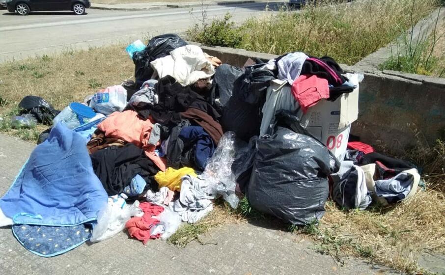i rifiuti abbandonati (foto comune di porto torres)