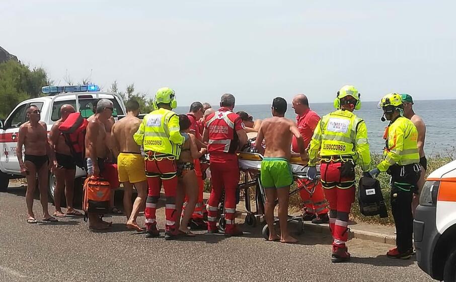 i soccorsi a uno dei due bagnanti (foto guardia costiera)