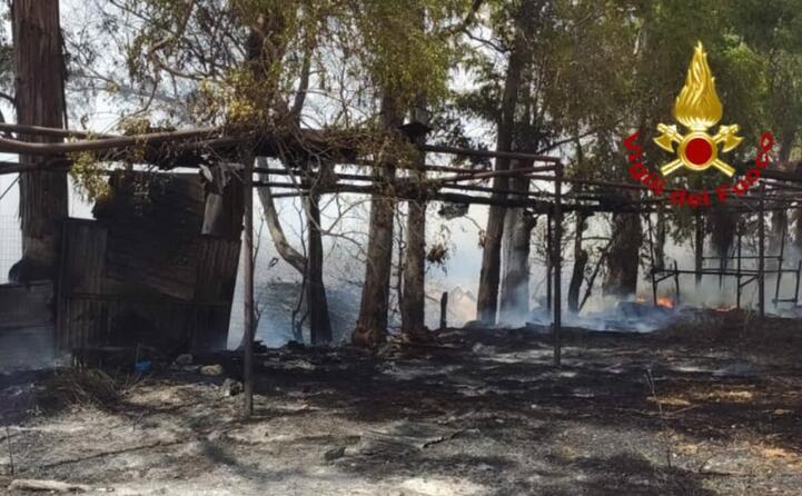 fiamme a cagliari sulla statale 131 dir e 554