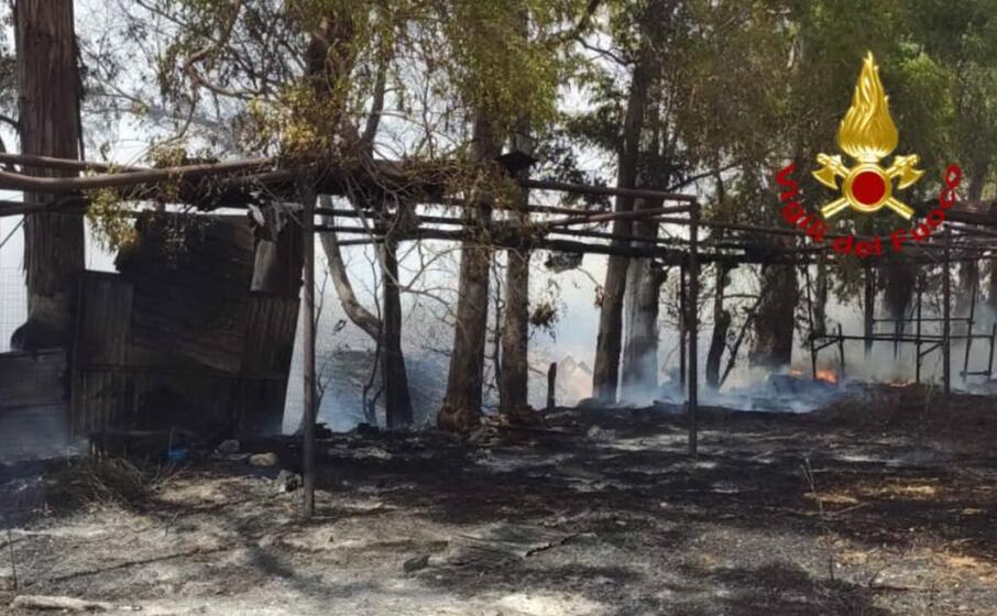 fiamme a cagliari sulla statale 131 dir e 554