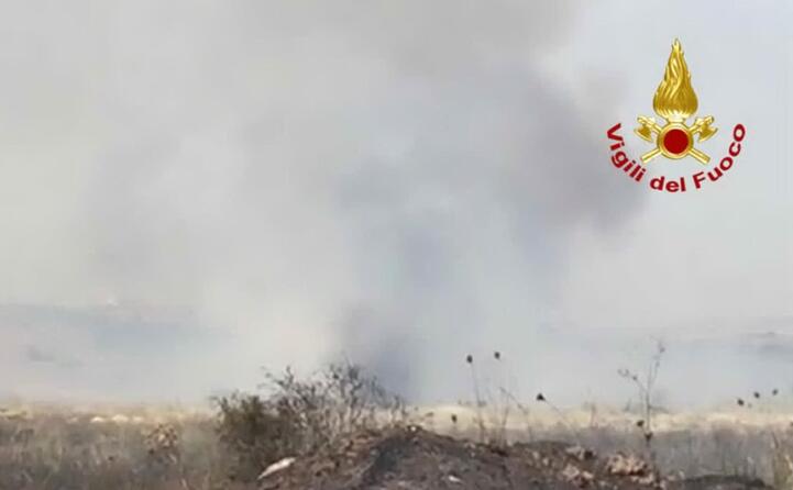 i terreni bruciano durante l incendio