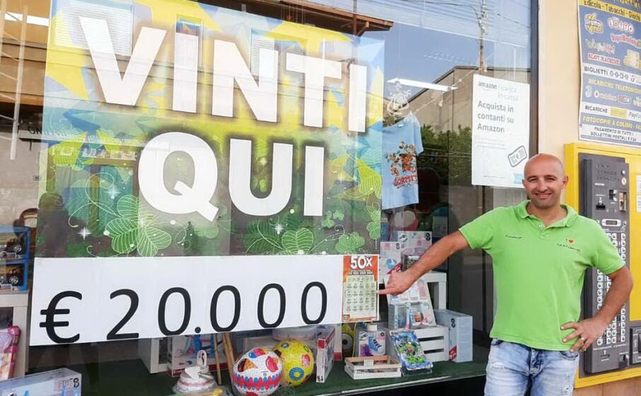 tommaso carta davanti al cartello che celebra la vincita (l unione sarda pintori)