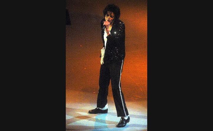 l artista americano si esibisce in billie jean