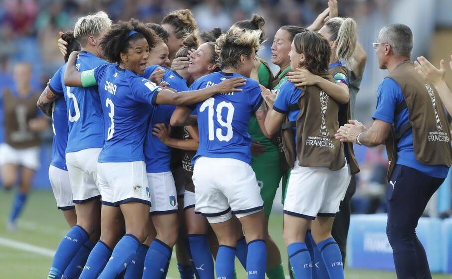 la gioia delle azzurre (ansa)