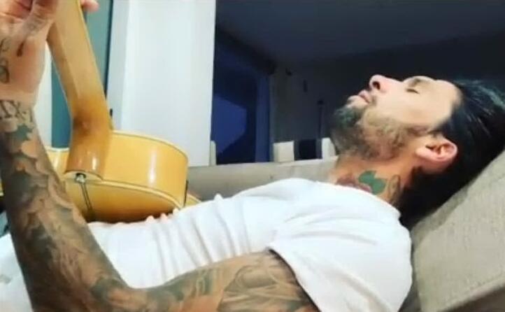 lucas castro si rilassa con la chitarra a buenos aires