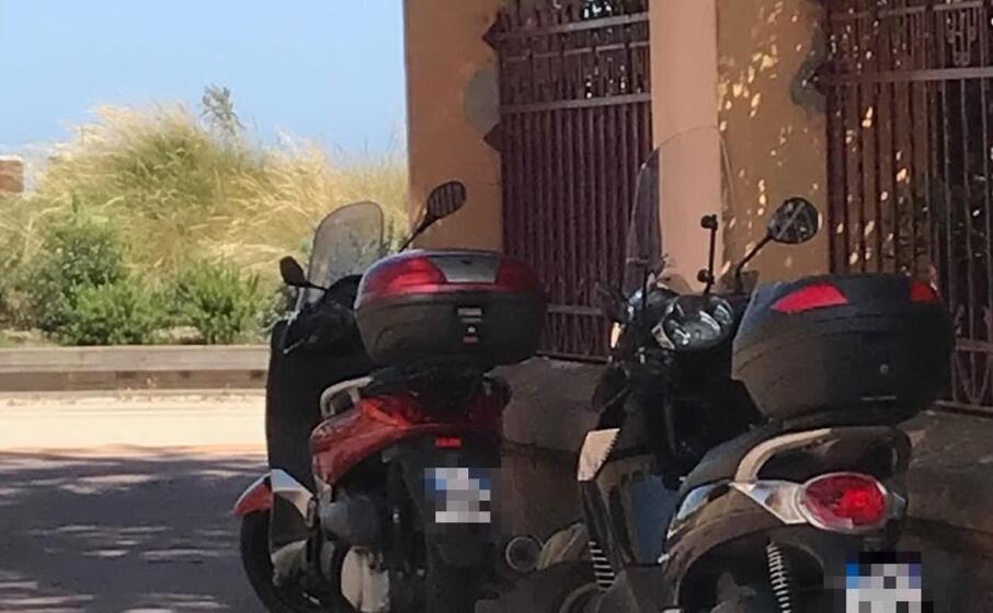 scooter in sosta selvaggia in via lampedusa al poetto (foto inviata dal lettore)