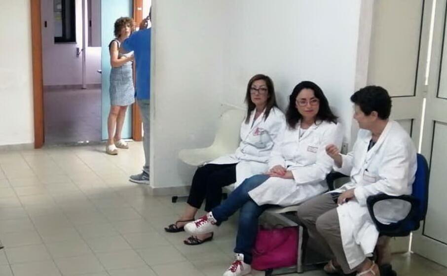dipendenti e specialisti ancora in agitazione nel poliambulatorio di ales (foto antonio pintori)