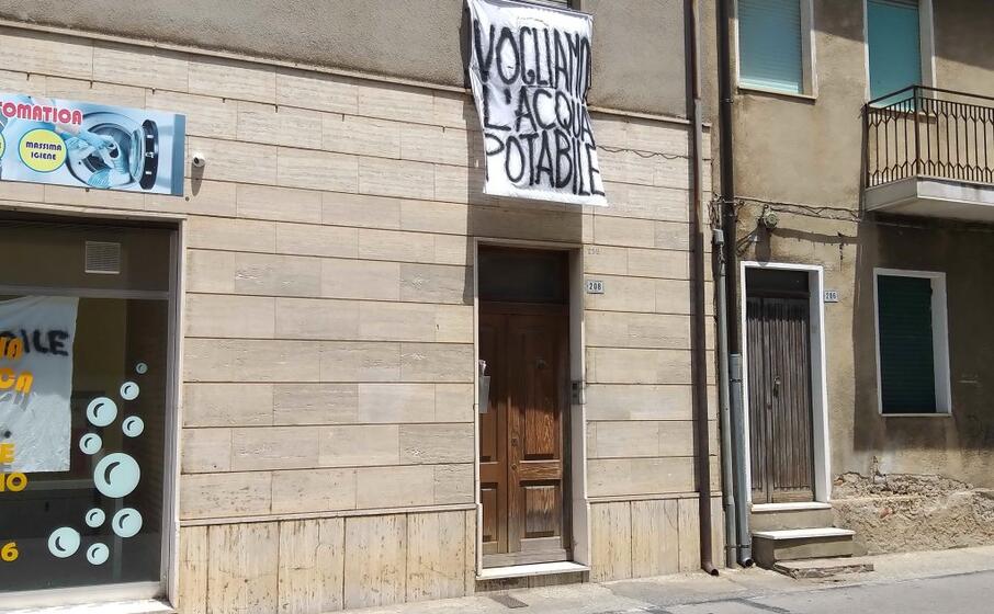 le lenzuola con la richiesta di acqua potabile esposte in varie zone di domusnovas (foto simone farris)
