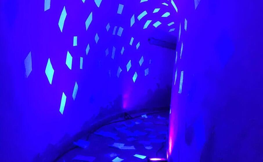 un installazione artistica al teatro di alghero (foto ufficio stampa)