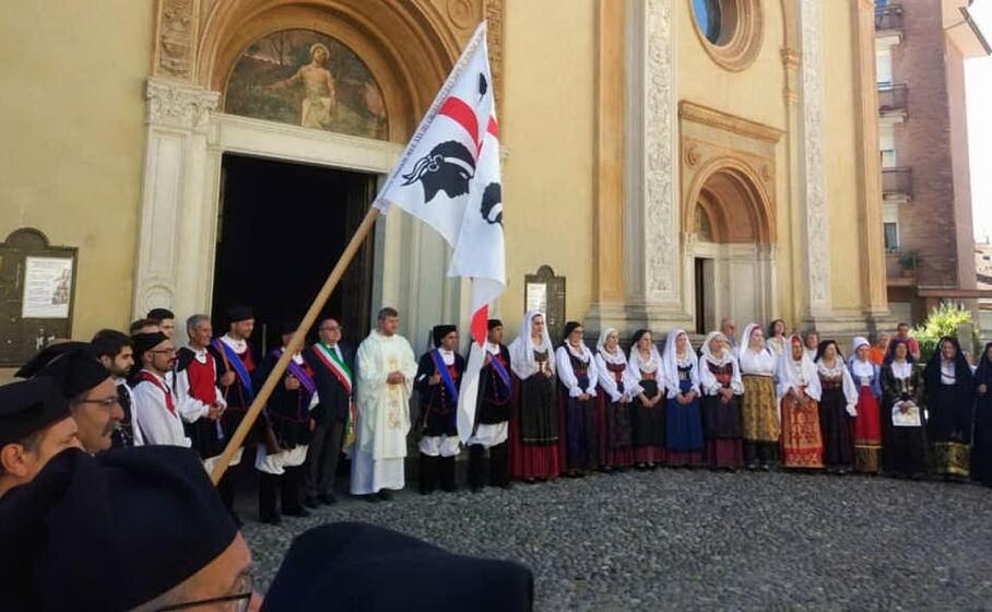 un momento della cerimonia a biella (foto per l unioe sarda del circolo su nuraghe)