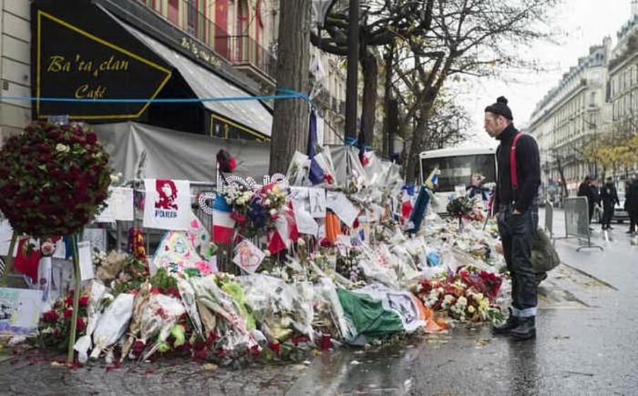 fiori deposti al bataclan (ansa)