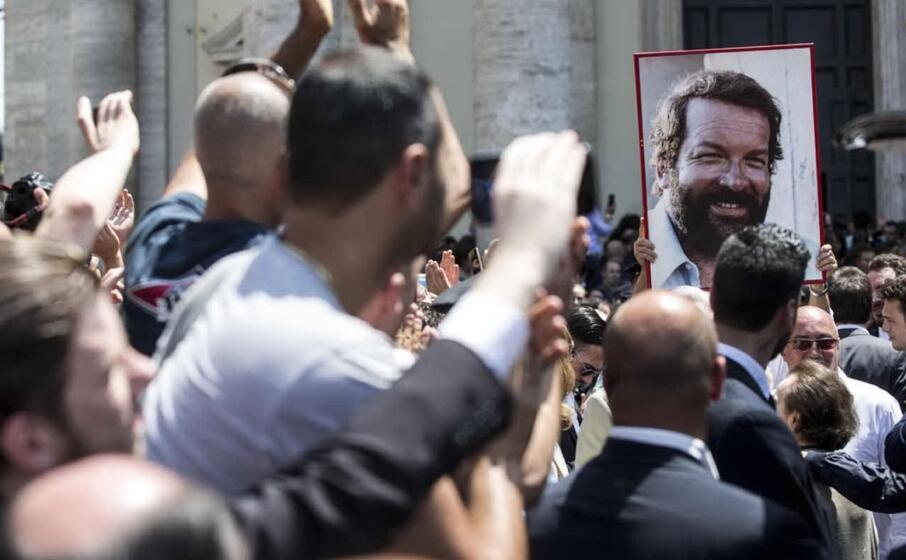 il ringraziamento dei fan durante il funerale (ansa)